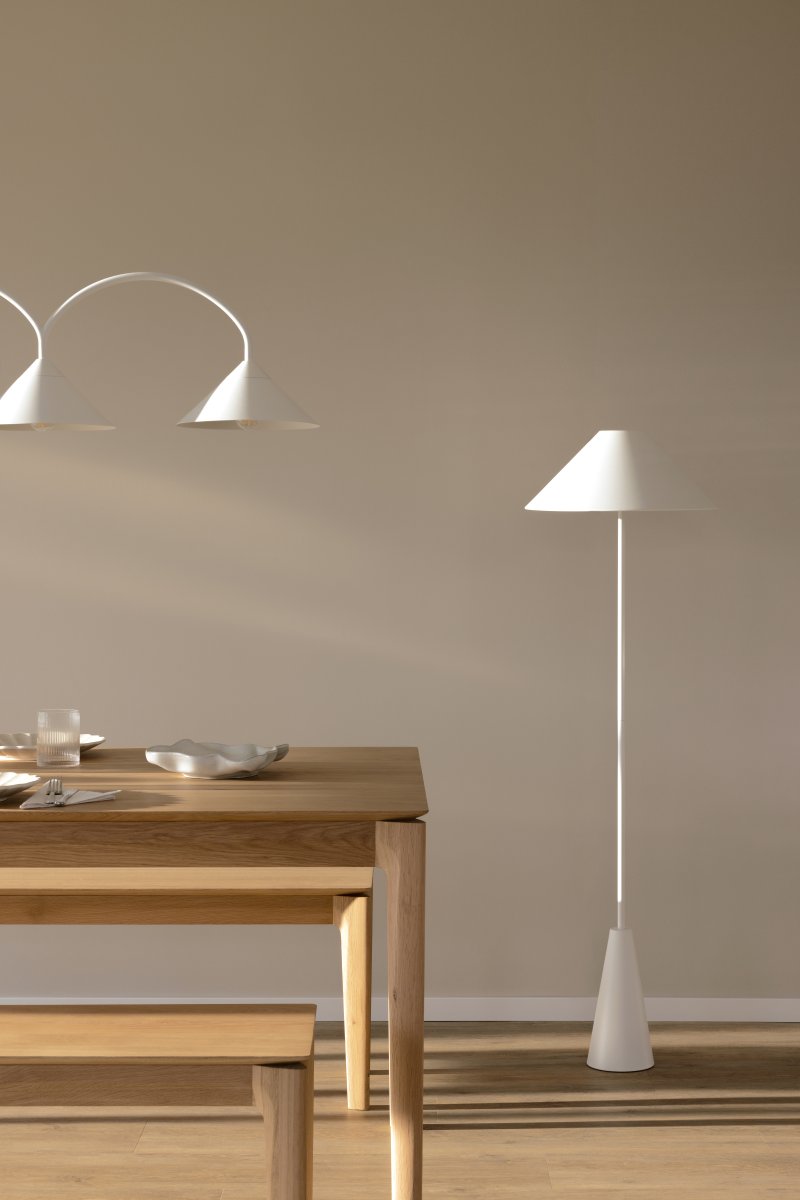 Cannes Blanc lampadaire De Globen Lighting - Son format compact lui permet de prendre peu de place dans un coin de la maison, tandis que l'abat-jour diffuse une lumi&egrave;re douce et agr&eacute;able dirig&eacute;e vers le bas.