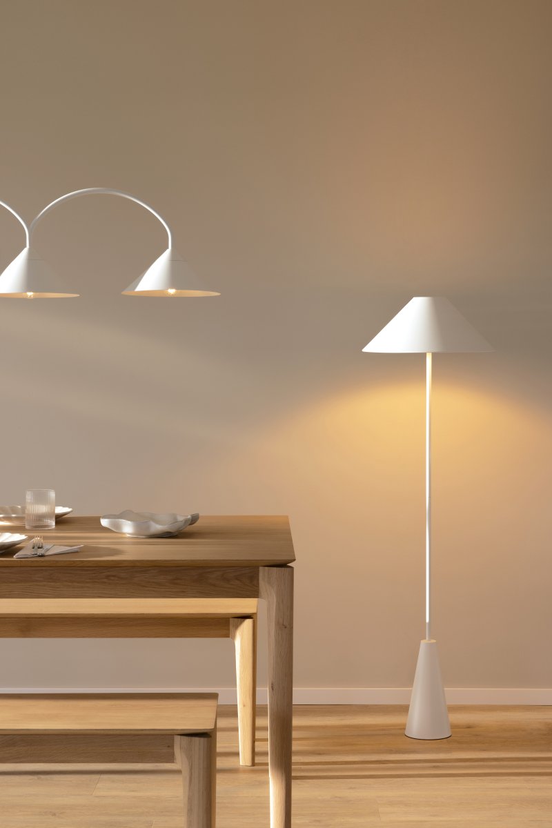 Cannes Blanc lampadaire De Globen Lighting - Son format compact lui permet de prendre peu de place dans un coin de la maison, tandis que l'abat-jour diffuse une lumi&egrave;re douce et agr&eacute;able dirig&eacute;e vers le bas.