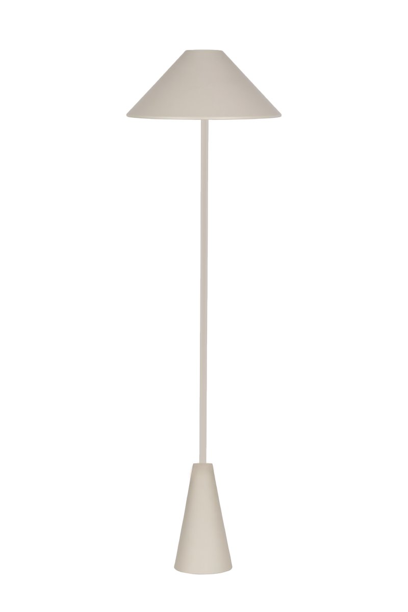 Cannes Beige lampadaire De Globen Lighting - Son format compact lui permet de prendre peu de place dans un coin de la maison, tandis que l'abat-jour diffuse une lumière douce et agréable dirigée vers le bas.