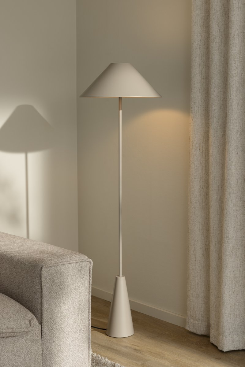 Cannes Beige lampadaire De Globen Lighting - Son format compact lui permet de prendre peu de place dans un coin de la maison, tandis que l'abat-jour diffuse une lumière douce et agréable dirigée vers le bas.