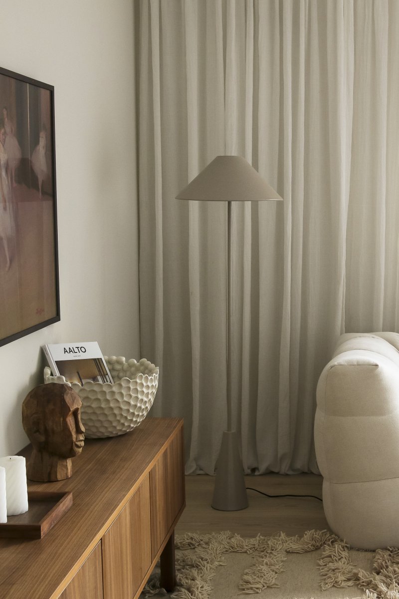 Cannes Beige lampadaire De Globen Lighting - Son format compact lui permet de prendre peu de place dans un coin de la maison, tandis que l'abat-jour diffuse une lumière douce et agréable dirigée vers le bas.