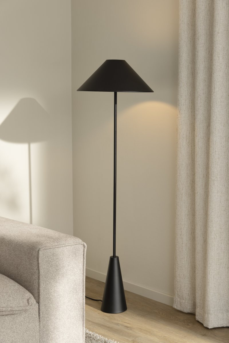 Cannes Noir lampadaire De Globen Lighting - Son format compact lui permet de prendre peu de place dans un coin de la maison, tandis que l'abat-jour diffuse une lumière douce et agréable dirigée vers le bas.