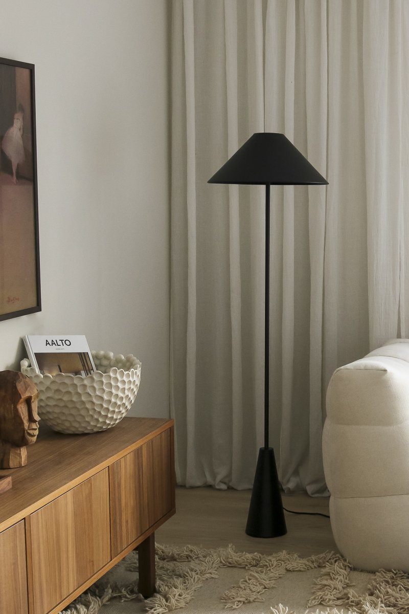 Cannes Noir lampadaire De Globen Lighting - Son format compact lui permet de prendre peu de place dans un coin de la maison, tandis que l'abat-jour diffuse une lumière douce et agréable dirigée vers le bas.