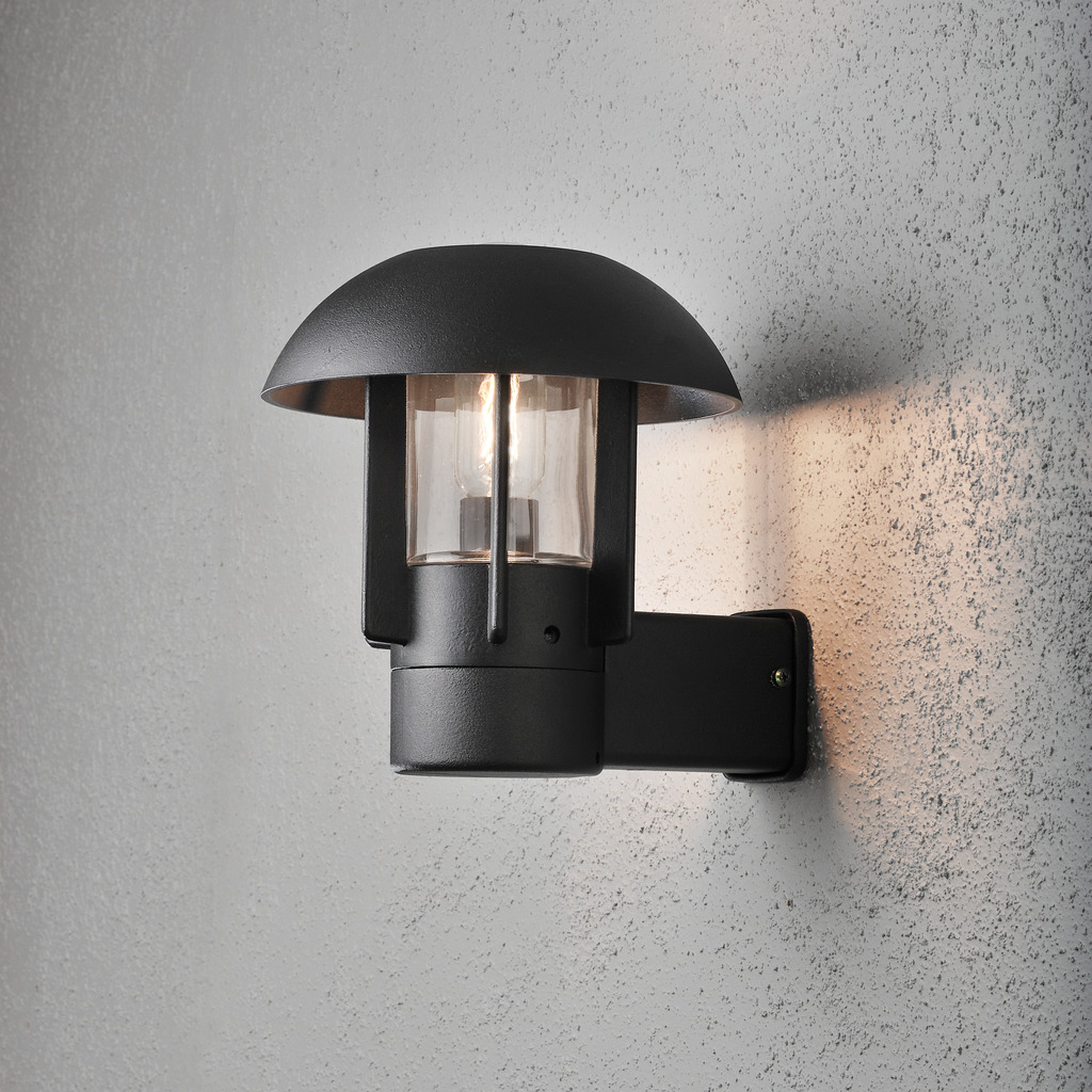 Heimdal Noir lampe d’extérieur De Konstsmide - Le design minimaliste de la lampe avec des détails en verre transparent ajoute une touche industrielle et s'intègre parfaitement aux façades modernes et classiques.