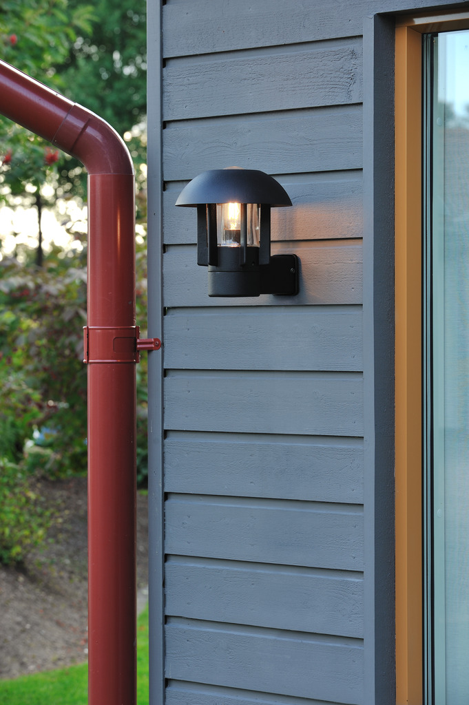 Heimdal Noir lampe d’extérieur De Konstsmide - Le design minimaliste de la lampe avec des détails en verre transparent ajoute une touche industrielle et s'intègre parfaitement aux façades modernes et classiques.