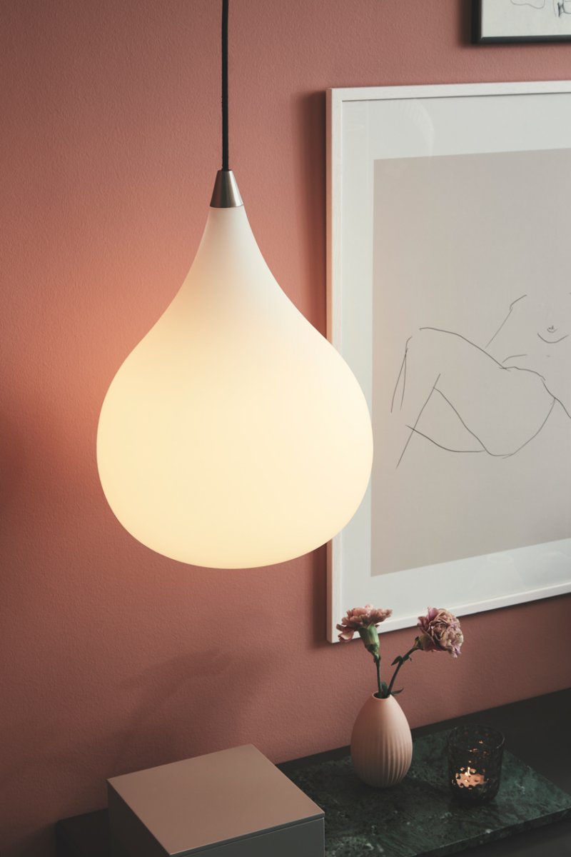 Drops Ø38 Blanc suspension De Halo Design - L'abat-jour en verre opale soufflé à la bouche crée une fine diffusion de la lumière et, en combinaison avec les détails en aluminium brossé, la lampe contribue à une belle atmosphère dans la pièce.