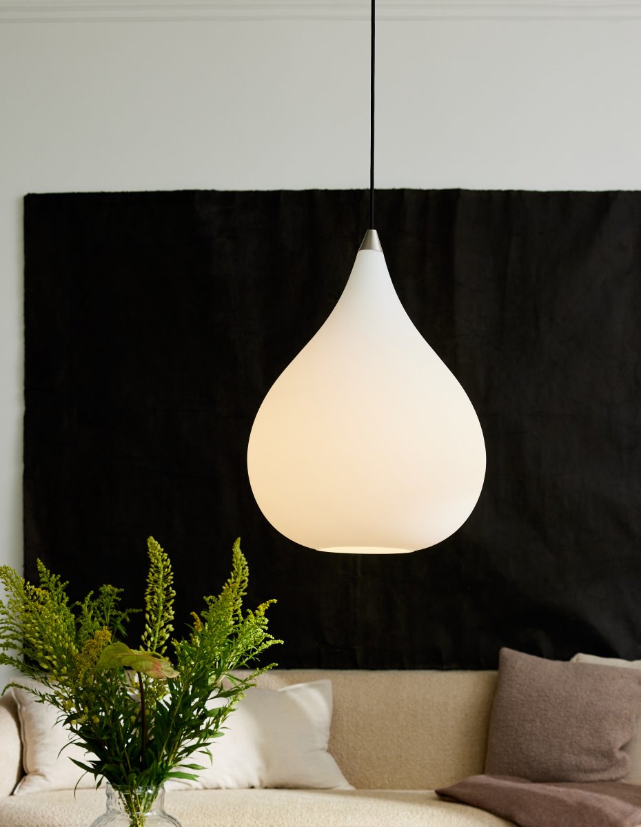 Drops Ø38 Blanc suspension De Halo Design - L'abat-jour en verre opale soufflé à la bouche crée une fine diffusion de la lumière et, en combinaison avec les détails en aluminium brossé, la lampe contribue à une belle atmosphère dans la pièce.