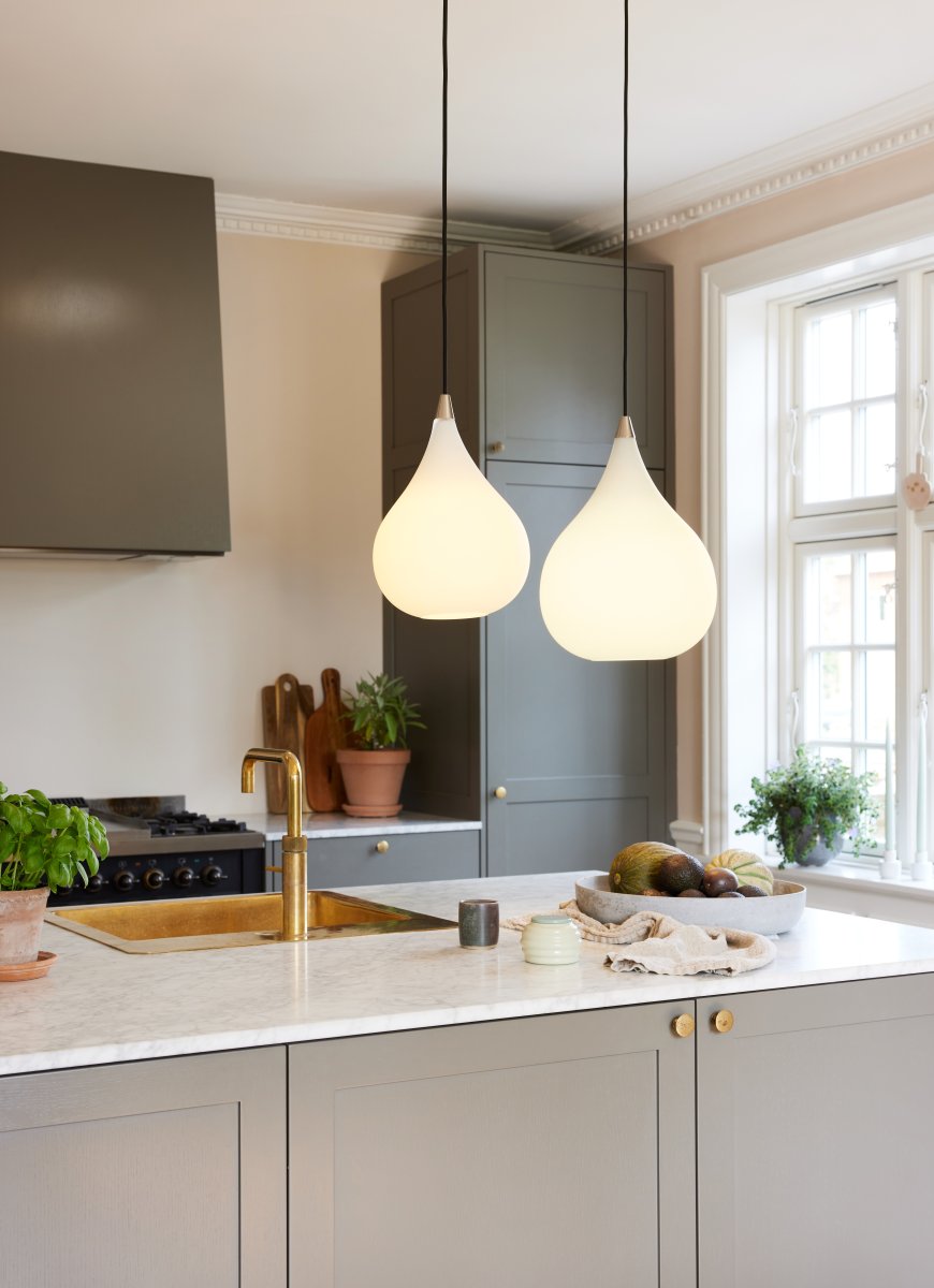 Drops Ø23 Blanc suspension De Halo Design - L'abat-jour en verre opale soufflé à la bouche crée une fine diffusion de la lumière et, en combinaison avec les détails en aluminium brossé, la lampe contribue à une belle atmosphère dans la pièce.