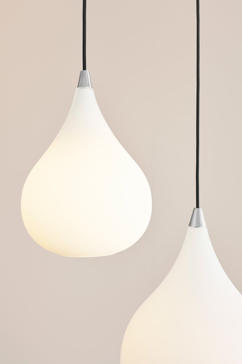 Drops Ø23 Blanc suspension De Halo Design - L'abat-jour en verre opale soufflé à la bouche crée une fine diffusion de la lumière et, en combinaison avec les détails en aluminium brossé, la lampe contribue à une belle atmosphère dans la pièce.