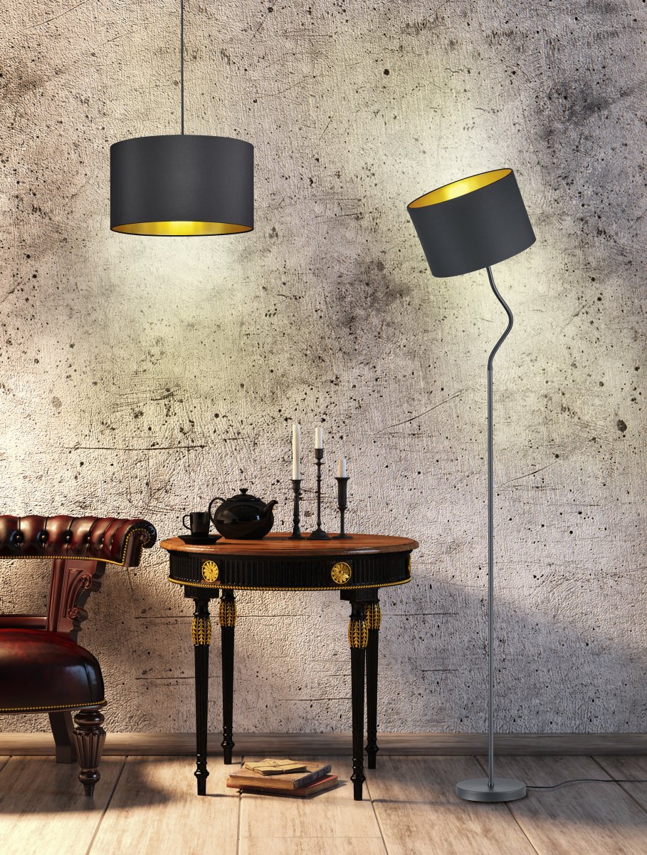 Hostel Noir lampadaire De Trio Lighting - Avec une hauteur allant jusqu'à 156 cm, la combinaison noir et or est à la fois élégante et noble, un accroche-regard particulier avec un superbe effet d'éclairage.