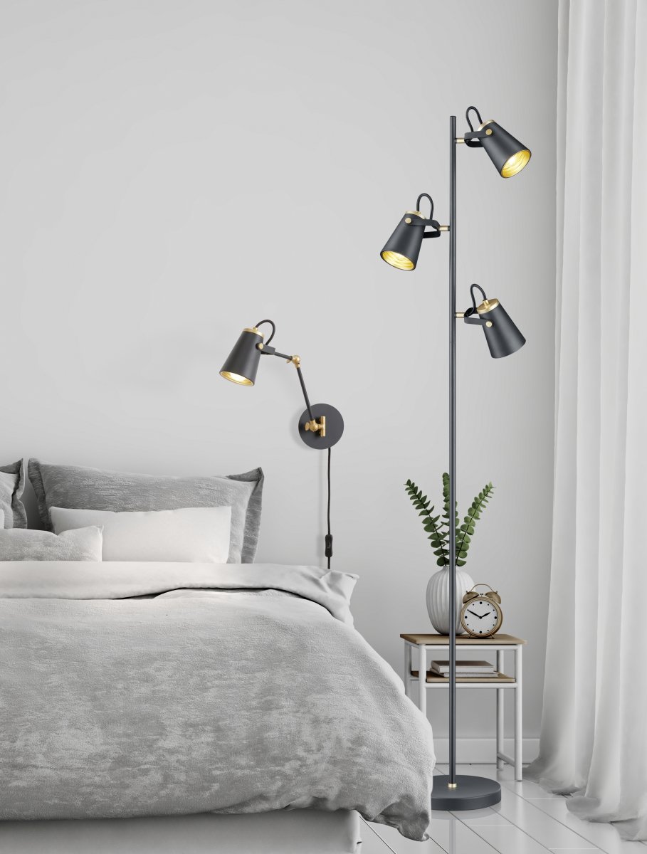 Edward Noir lampadaire De Trio Lighting - Le lampadaire EDWARD avec ses trois têtes lumineuses réglables et son design moderne en noir mat et or est parfait pour créer des accents d'éclairage d'ambiance dans n'importe quelle pièce.