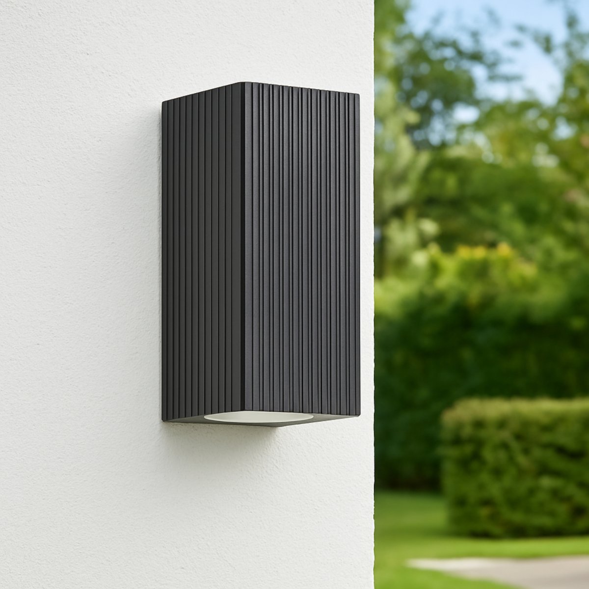 Jelani Noir lampe d’extérieur De Brilliant - Le luminaire de façade Jelani à double orientation est un ajout moderne et fonctionnel à votre éclairage extérieur.