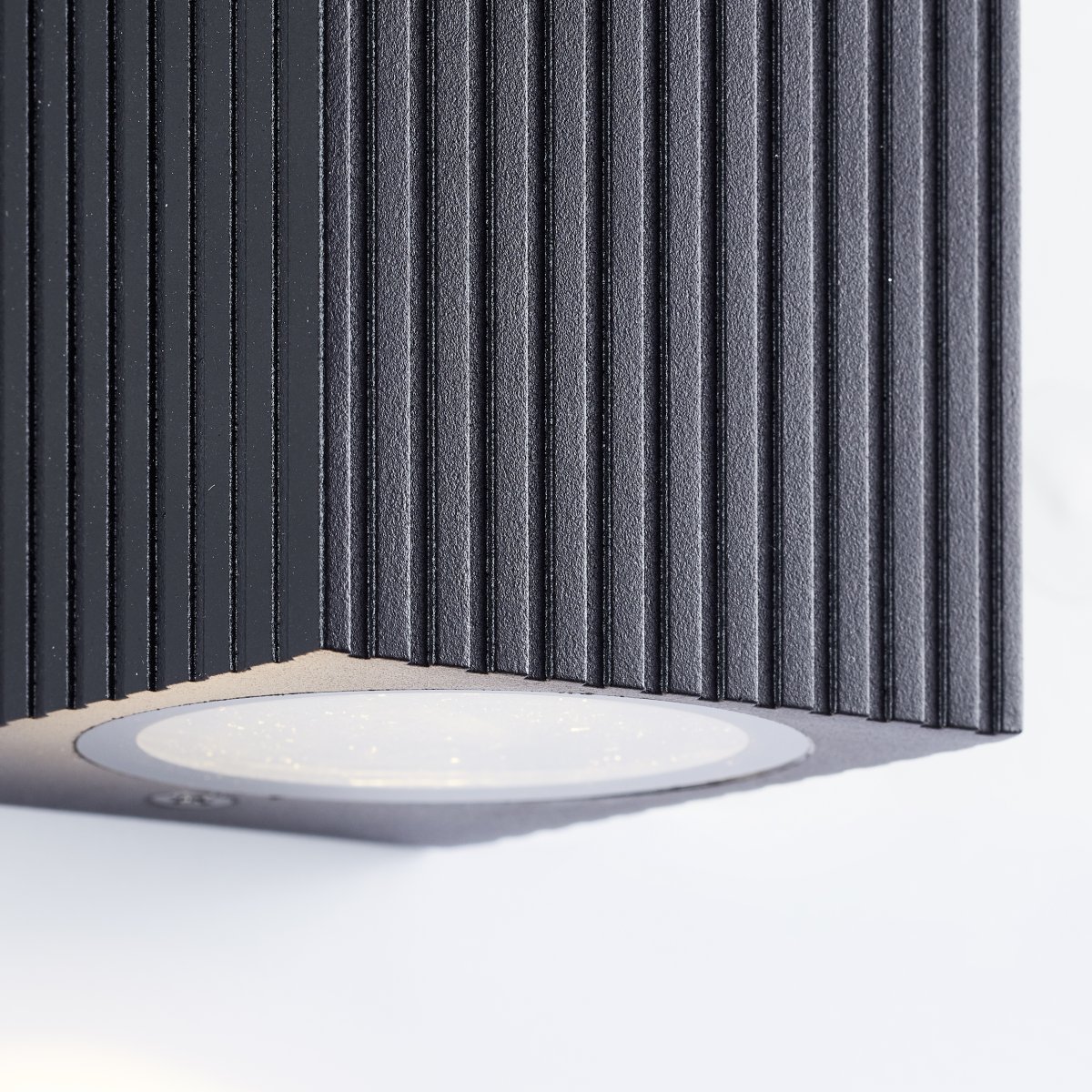 Jelani Noir lampe d’extérieur De Brilliant - Le luminaire de façade Jelani à double orientation est un ajout moderne et fonctionnel à votre éclairage extérieur.