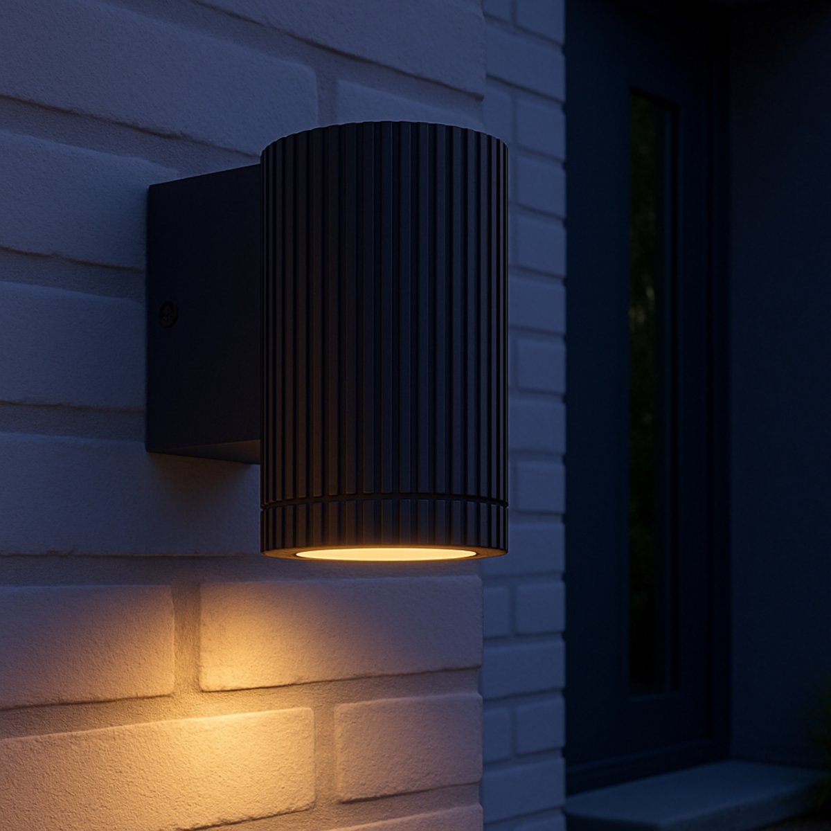 Keola Noir lampe d’extérieur De Brilliant - Keola est un élégant luminaire de façade alliant design moderne et éclairage fonctionnel.