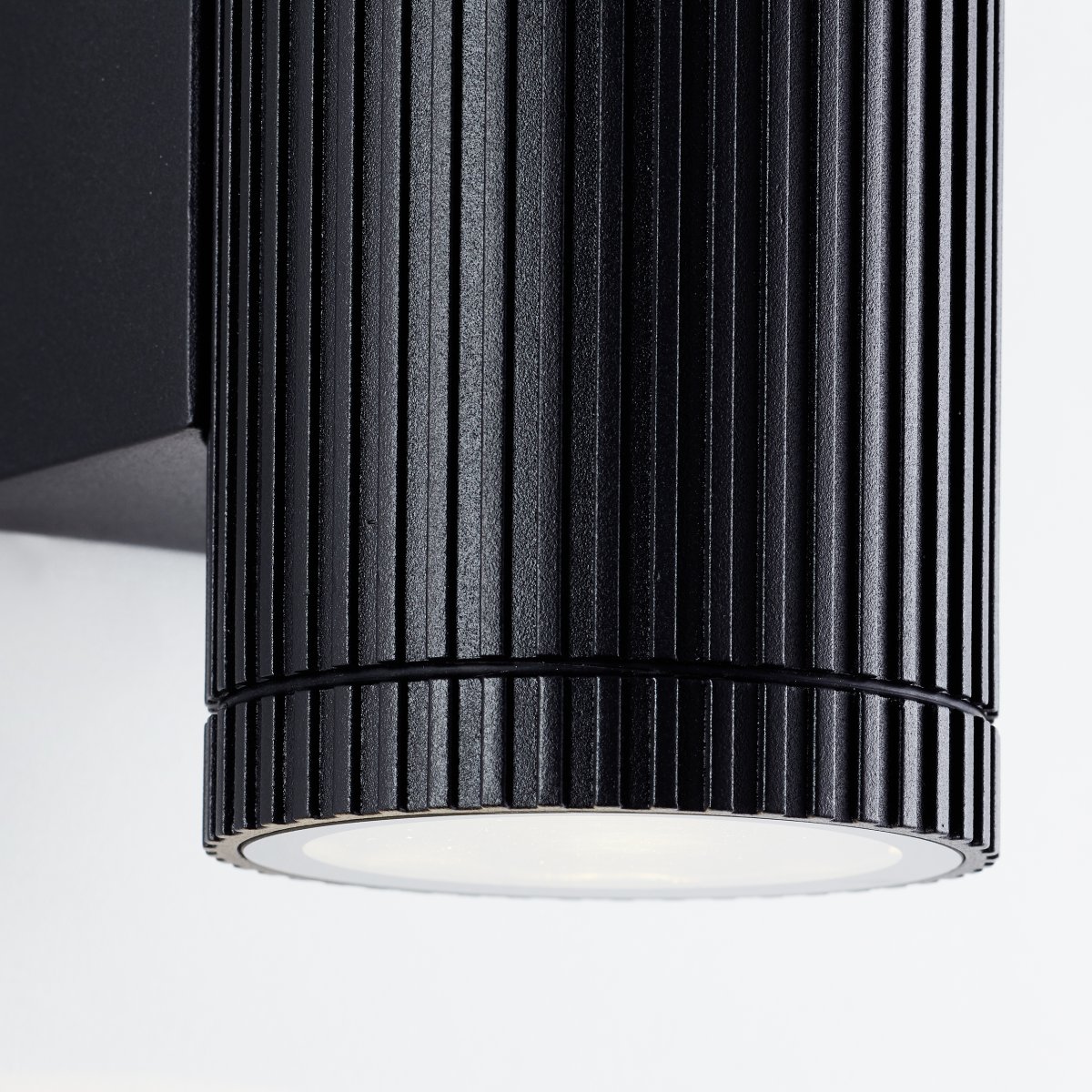 Keola Noir lampe d’extérieur De Brilliant - Keola est un élégant luminaire de façade alliant design moderne et éclairage fonctionnel.