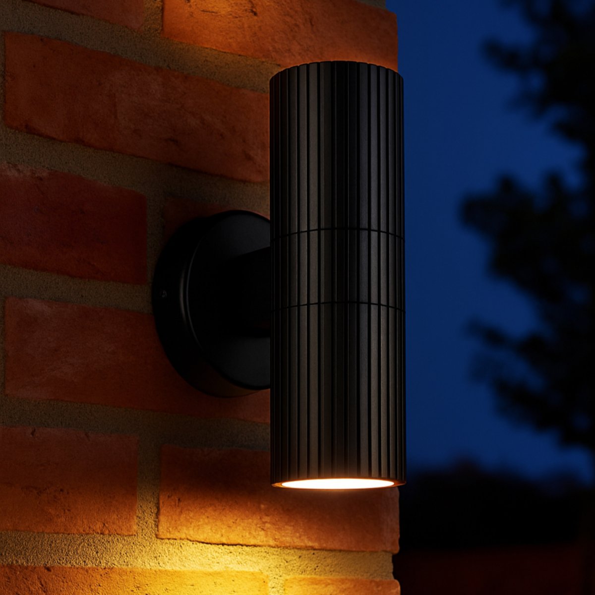 Keola Noir lampe d’extérieur De Brilliant - Le luminaire de façade Keola à double orientation est un ajout moderne et fonctionnel à votre éclairage extérieur.