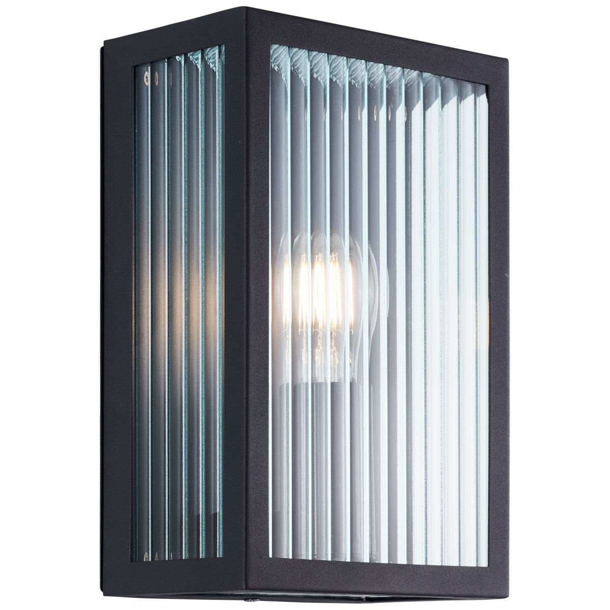 Getta Noir lampe d’extérieur De Brilliant - Sa forme rectangulaire et sa structure transparente assurent une diffusion lumineuse efficace et décorative, conférant à la façade un aspect accueillant et sophistiqué.