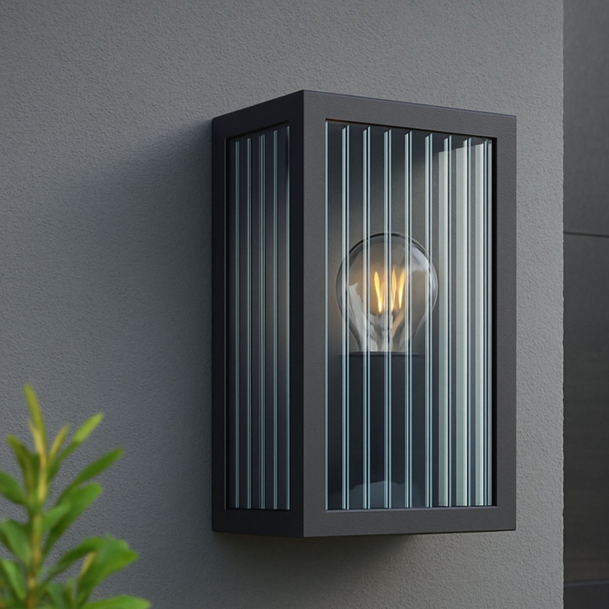 Getta Noir lampe d’extérieur De Brilliant - Sa forme rectangulaire et sa structure transparente assurent une diffusion lumineuse efficace et décorative, conférant à la façade un aspect accueillant et sophistiqué.