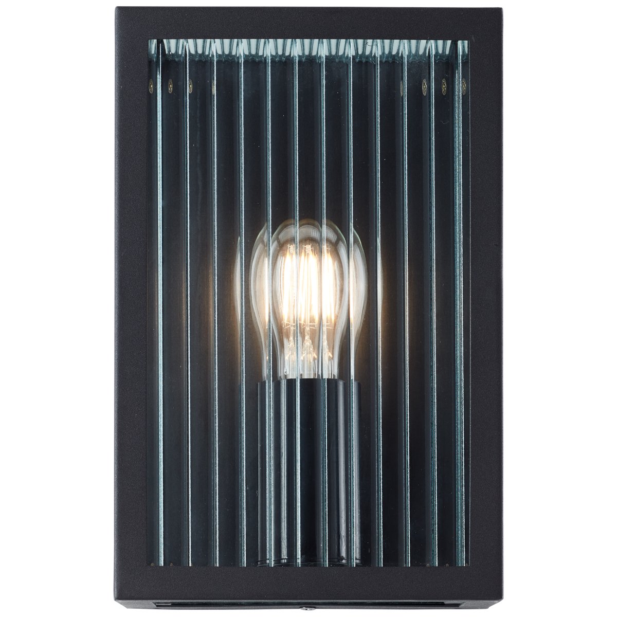 Getta Noir lampe d’extérieur De Brilliant - Sa forme rectangulaire et sa structure transparente assurent une diffusion lumineuse efficace et décorative, conférant à la façade un aspect accueillant et sophistiqué.