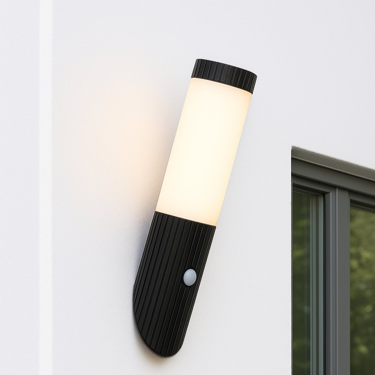 Cassio Noir lampe d’extérieur De Brilliant - Cassio est un luminaire de façade moderne en métal et plastique robustes, idéal pour allier style et fonctionnalité.