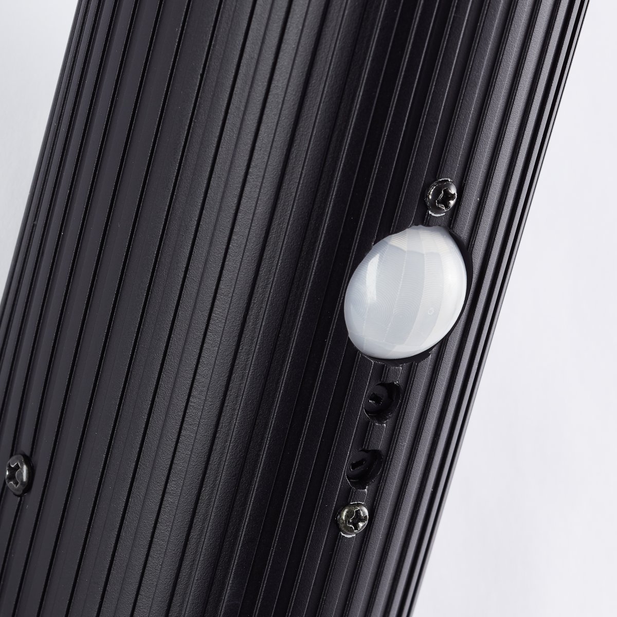 Cassio Noir lampe d’extérieur De Brilliant - Cassio est un luminaire de façade moderne en métal et plastique robustes, idéal pour allier style et fonctionnalité.