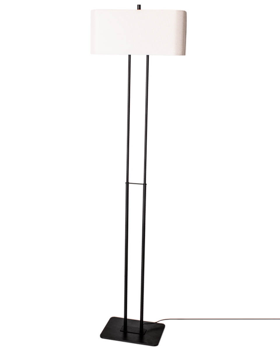 Luton Noir lampadaire De By Rydéns - Le lampadaire Luton, en forme de T, s'int&egrave;gre harmonieusement &agrave; tous les int&eacute;rieurs, quelle que soit la pi&egrave;ce.