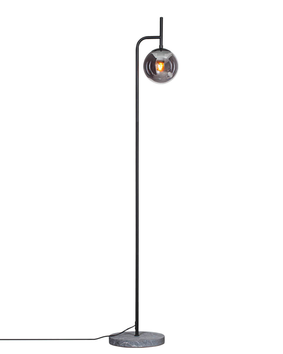 Boyle Noir lampadaire De By Rydéns - Gr&acirc;ce &agrave; la combinaison de marbre gris, de m&eacute;tal noir et de verre fum&eacute;, Boyle s'int&egrave;gre discr&egrave;tement dans la plupart des int&eacute;rieurs.