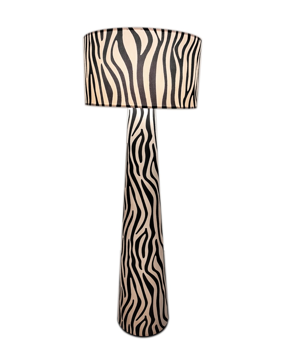 Zany Noir et blanc lampadaire De By Rydéns - Avec son g&eacute;n&eacute;reux diam&egrave;tre de 50 cm et son motif animalier saisissant, Zany Zebra est le choix id&eacute;al pour apporter une touche de personnalit&eacute; et de caract&egrave;re &agrave; votre int&eacute;rieur.