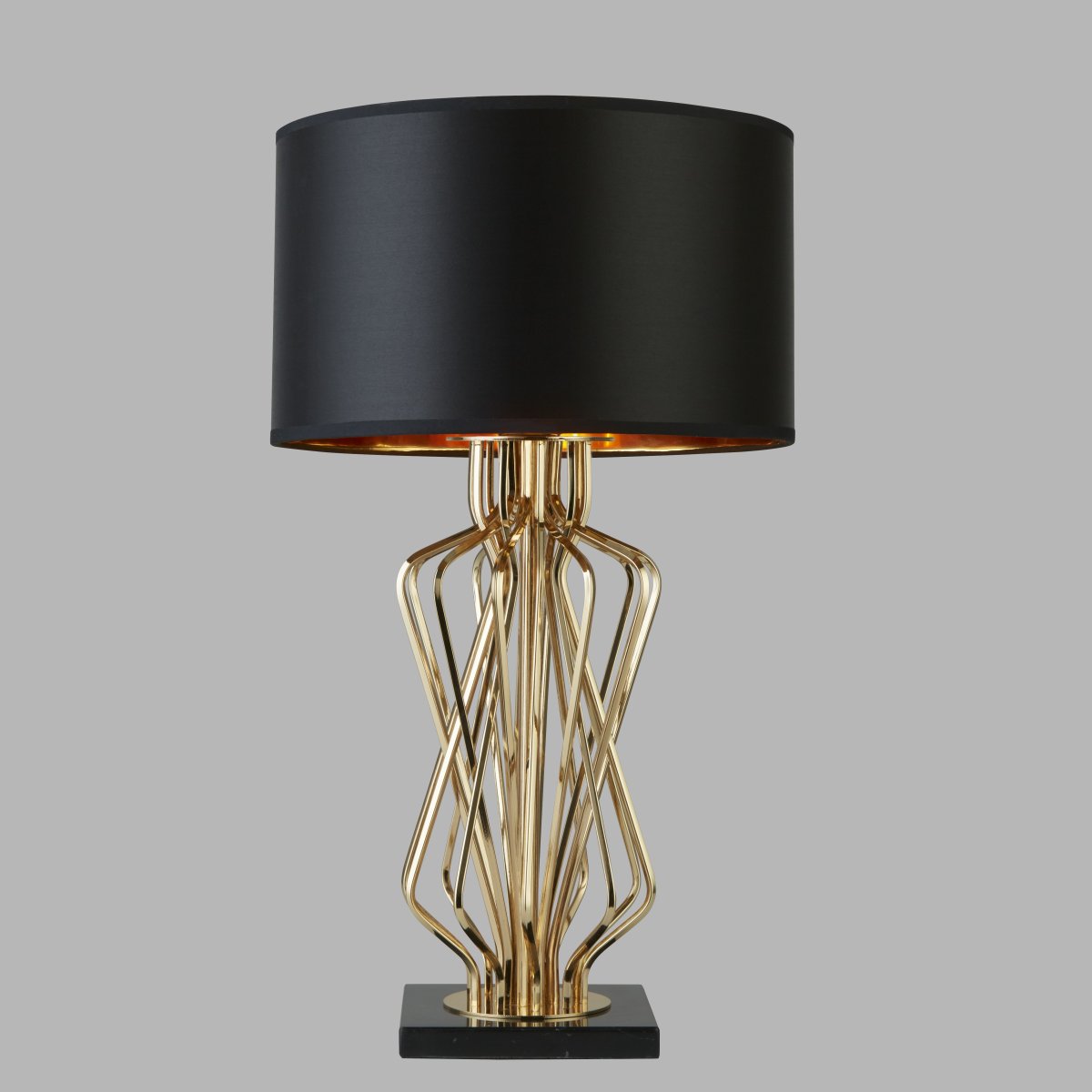 Ethan 72cm Or lampe de table De Searchlight - Le design sculptural donne à la lampe une expression artistique, tandis que l'abat-jour noir avec un intérieur doré diffuse une lumière chaude et douce.