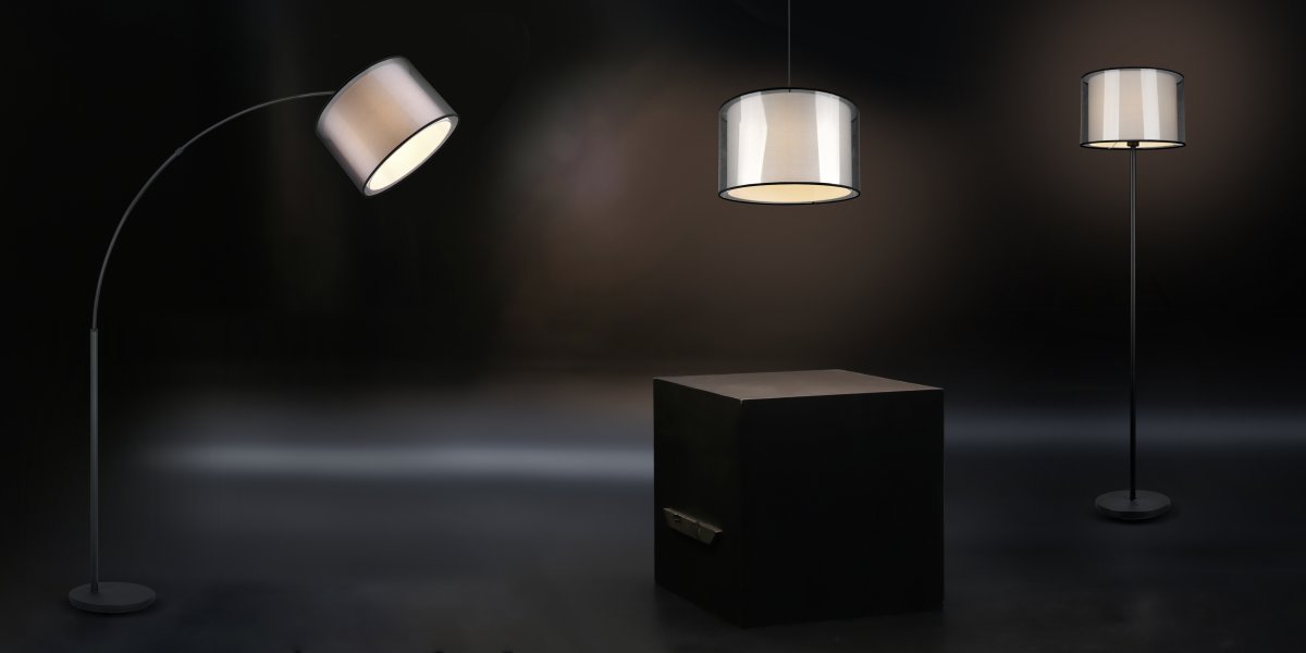 Burton Noir lampadaire De Trio Lighting - La combinaison moderne d'un abat-jour intérieur en tissu blanc et d'un abat-jour extérieur en plastique noir transparent semble à la fois individuelle et rafraîchissante et peut être intégrée dans les espaces de vie modernes.