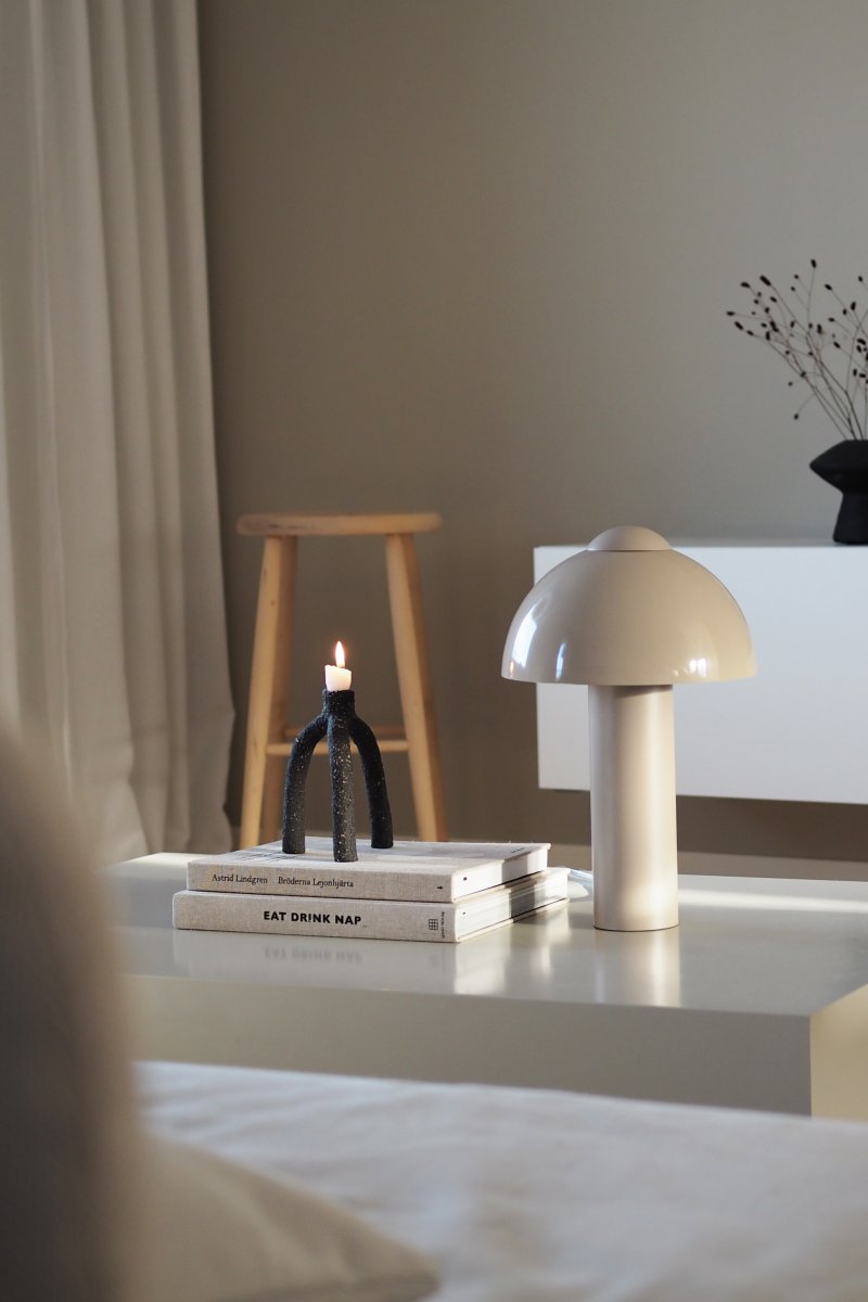 Buddy 36cm Sable lampe de table De Globen Lighting - Placez-la sur une table d'appoint dans le salon, pr&egrave;s de la fen&ecirc;tre de la cuisine ou sur une table de chevet.