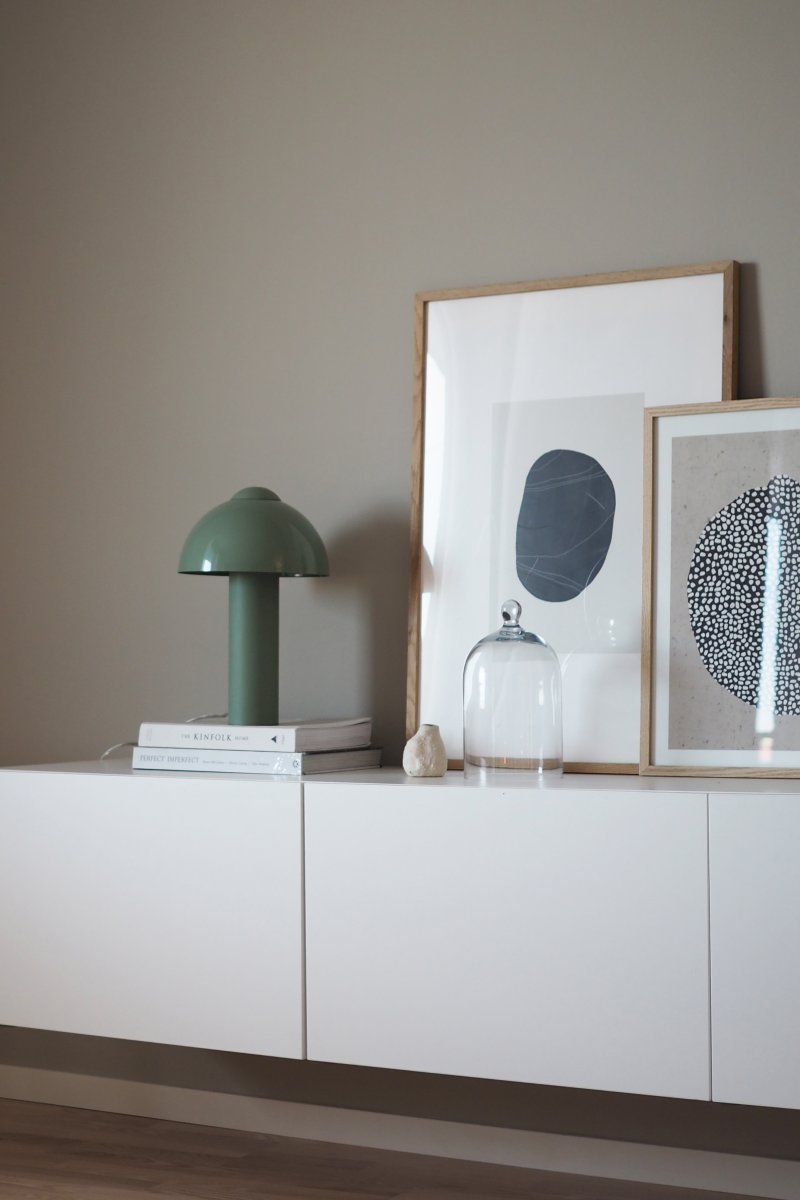 Buddy 36cm Vert lampe de table De Globen Lighting - Placez la lampe sur une table d'appoint dans le salon, près de la fenêtre de la cuisine ou sur une table de chevet.