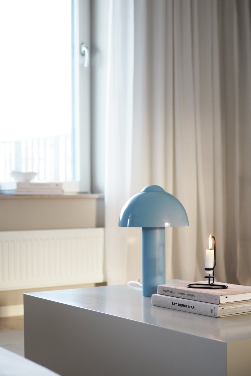 Buddy 36cm Bleu clair lampe de table De Globen Lighting - Placez la lampe sur une table d'appoint dans le salon, près de la fenêtre de la cuisine ou sur une table de chevet.