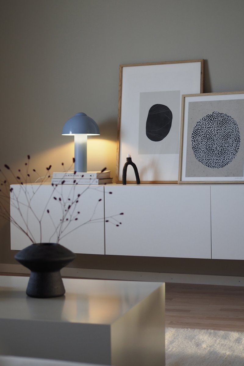 Buddy 36cm Bleu clair lampe de table De Globen Lighting - Placez la lampe sur une table d'appoint dans le salon, près de la fenêtre de la cuisine ou sur une table de chevet.