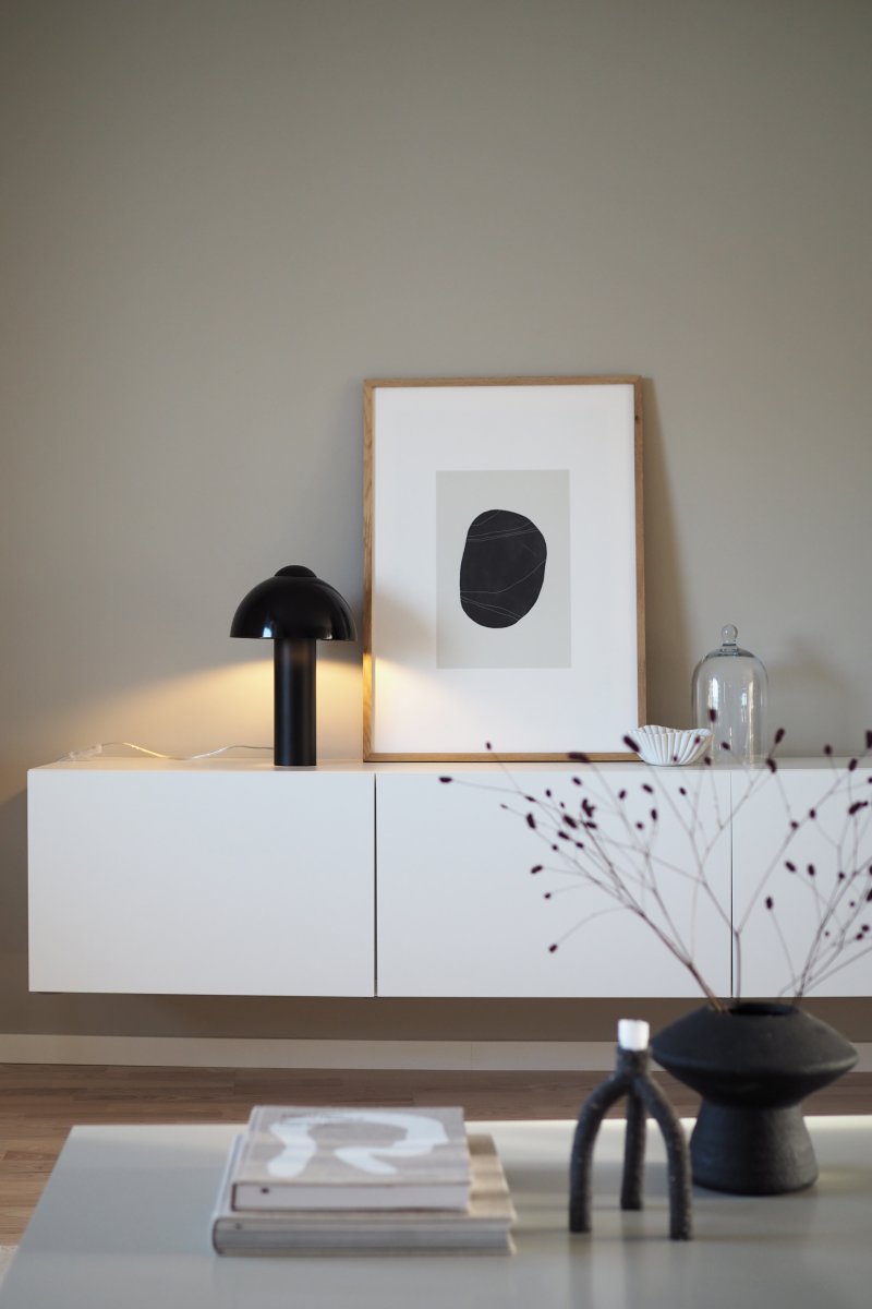 Buddy 36cm Noir lampe de table De Globen Lighting - Placez la lampe sur une table d'appoint dans le salon, pr&egrave;s de la fen&ecirc;tre de la cuisine ou sur une table de chevet.