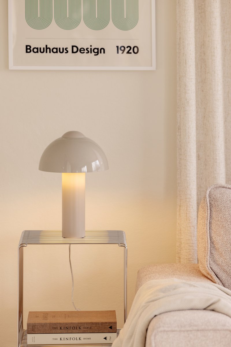 Buddy 36cm Sable lampe de table De Globen Lighting - Placez-la sur une table d'appoint dans le salon, pr&egrave;s de la fen&ecirc;tre de la cuisine ou sur une table de chevet.