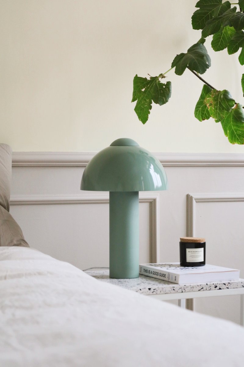 Buddy 36cm Vert lampe de table De Globen Lighting - Placez la lampe sur une table d'appoint dans le salon, près de la fenêtre de la cuisine ou sur une table de chevet.