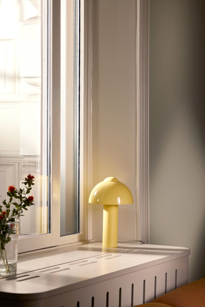 Buddy 36cm Jaune lampe de table De Globen Lighting - Placez la lampe sur une table d'appoint dans le salon, près de la fenêtre de la cuisine ou sur une table de chevet.