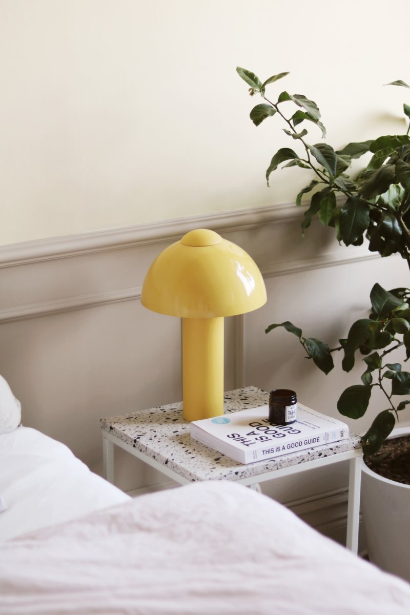 Buddy 36cm Jaune lampe de table De Globen Lighting - Placez la lampe sur une table d'appoint dans le salon, près de la fenêtre de la cuisine ou sur une table de chevet.