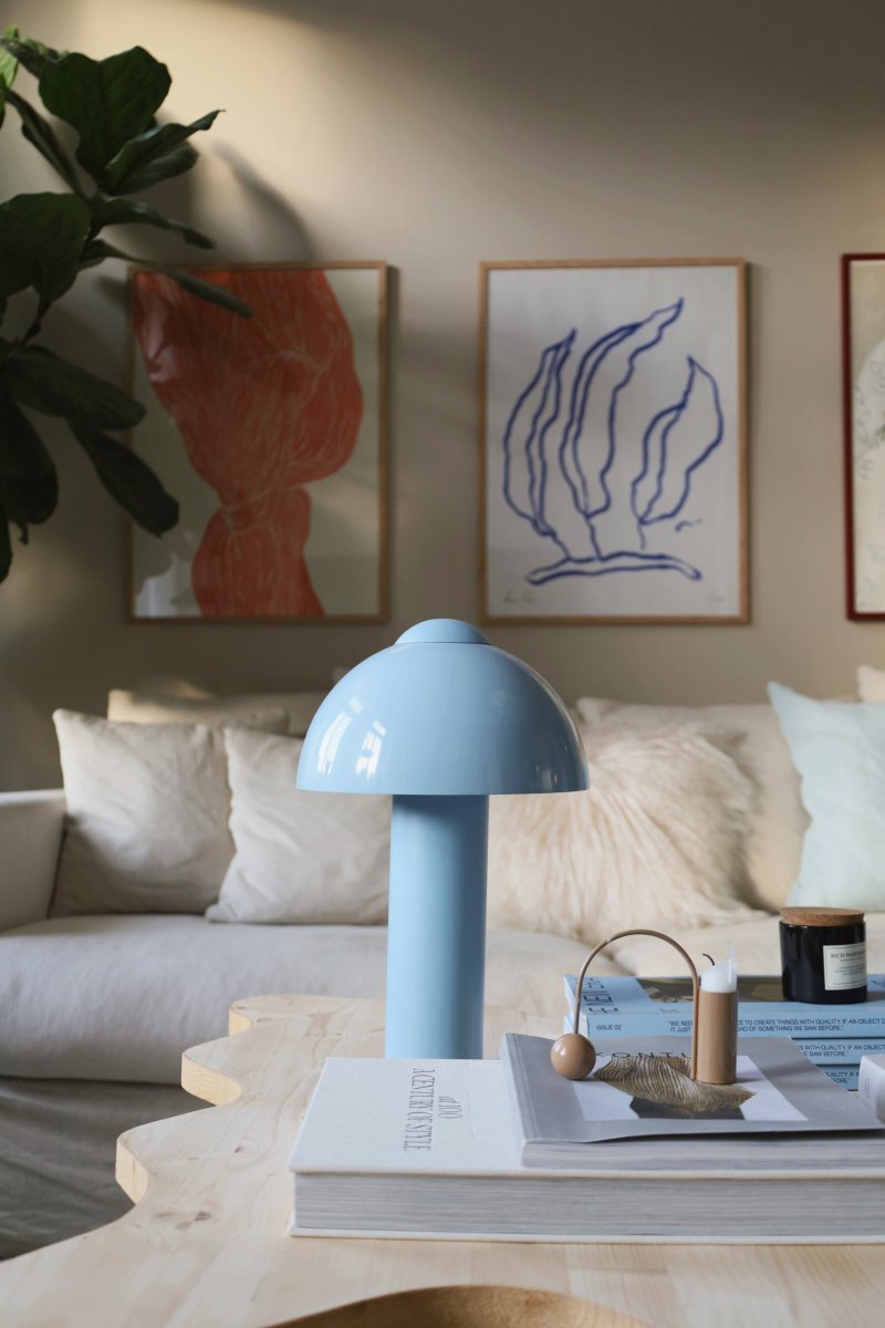 Buddy 36cm Bleu clair lampe de table De Globen Lighting - Placez la lampe sur une table d'appoint dans le salon, près de la fenêtre de la cuisine ou sur une table de chevet.
