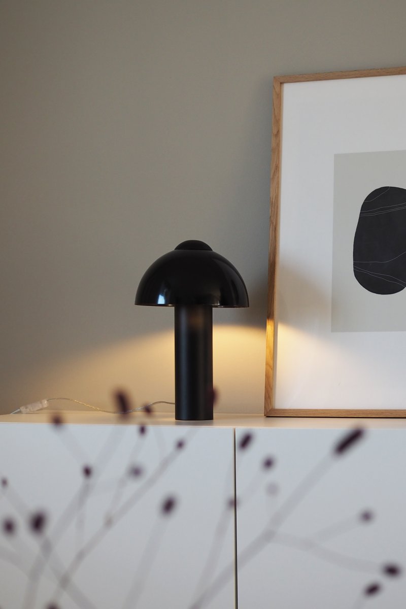 Buddy 36cm Noir lampe de table De Globen Lighting - Placez la lampe sur une table d'appoint dans le salon, pr&egrave;s de la fen&ecirc;tre de la cuisine ou sur une table de chevet.