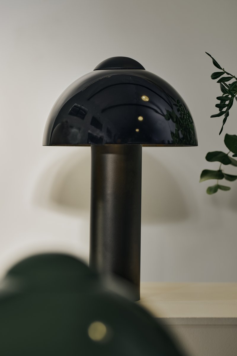 Buddy 36cm Noir lampe de table De Globen Lighting - Placez la lampe sur une table d'appoint dans le salon, pr&egrave;s de la fen&ecirc;tre de la cuisine ou sur une table de chevet.