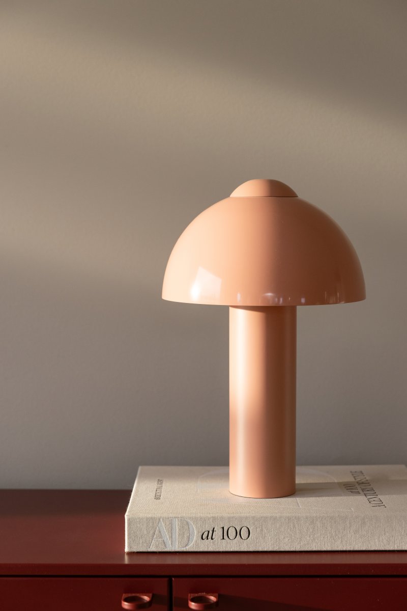 Buddy 36cm Rose lampe de table De Globen Lighting - Placez la lampe sur une table d'appoint dans le salon, près de la fenêtre de la cuisine ou sur une table de chevet.
