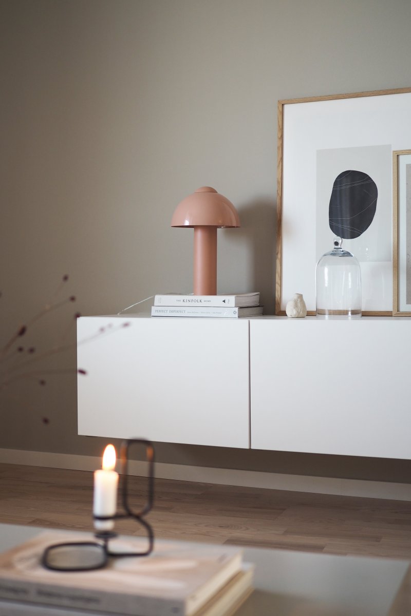 Buddy 36cm Rose lampe de table De Globen Lighting - Placez la lampe sur une table d'appoint dans le salon, près de la fenêtre de la cuisine ou sur une table de chevet.