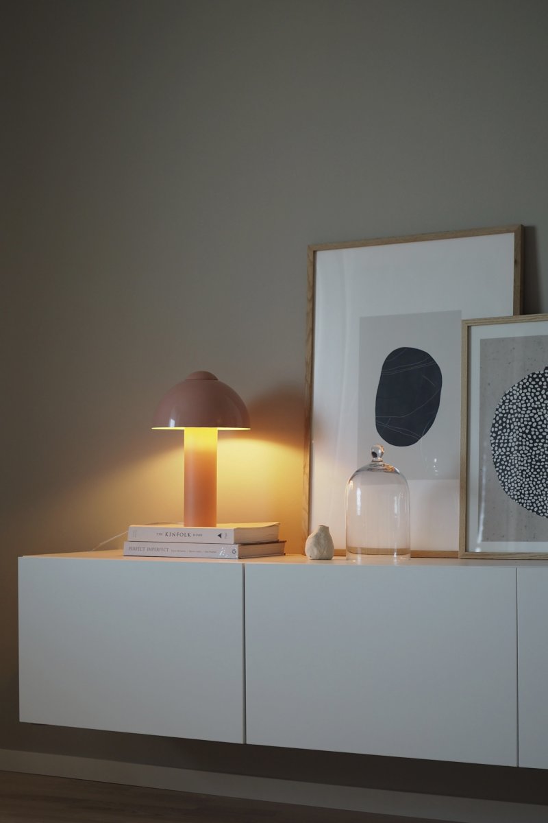 Buddy 36cm Rose lampe de table De Globen Lighting - Placez la lampe sur une table d'appoint dans le salon, près de la fenêtre de la cuisine ou sur une table de chevet.