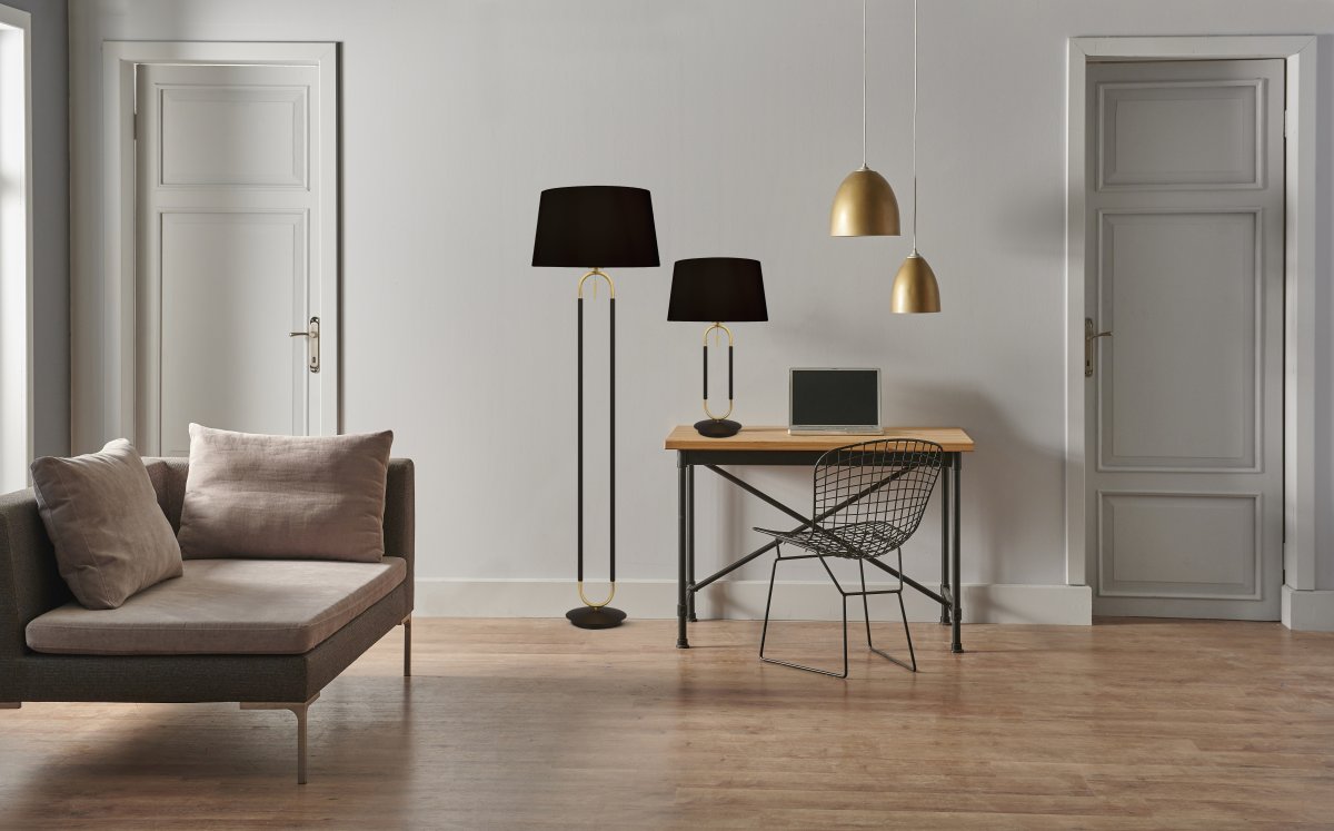 Jazz 50cm Noir mat lampe de table De Searchlight - La structure g&eacute;om&eacute;trique en m&eacute;tal dor&eacute; et noir cr&eacute;e un contraste harmonieux, tandis que l'abat-jour noir diffuse une lumi&egrave;re douce et agr&eacute;able.