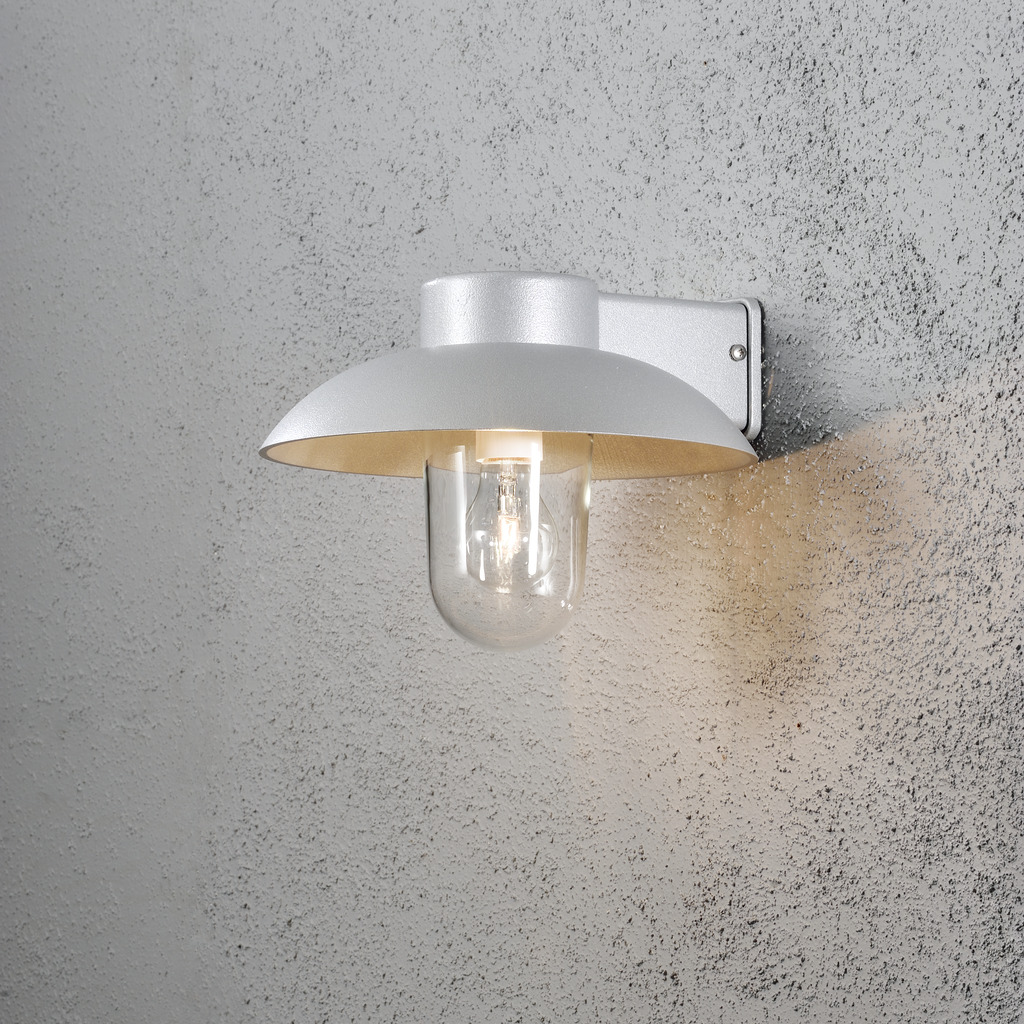 Mani Gris lampe d’extérieur De Konstsmide - L'abat-jour large et le dôme en verre transparent émettent une lumière agréable et dirigée, ce qui rend la lampe parfaite pour les entrées et les patios.