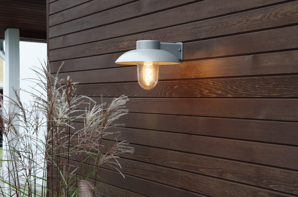 Mani Gris lampe d’extérieur De Konstsmide - L'abat-jour large et le dôme en verre transparent émettent une lumière agréable et dirigée, ce qui rend la lampe parfaite pour les entrées et les patios.