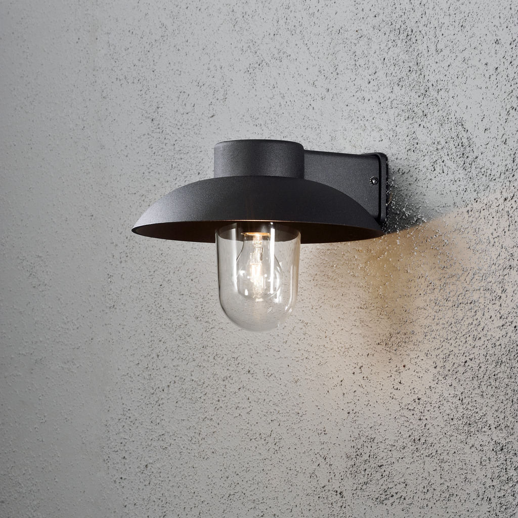 Mani Noir lampe d’extérieur De Konstsmide - L'abat-jour large et le dôme en verre transparent émettent une lumière agréable et dirigée, ce qui rend la lampe parfaite pour les entrées et les patios.