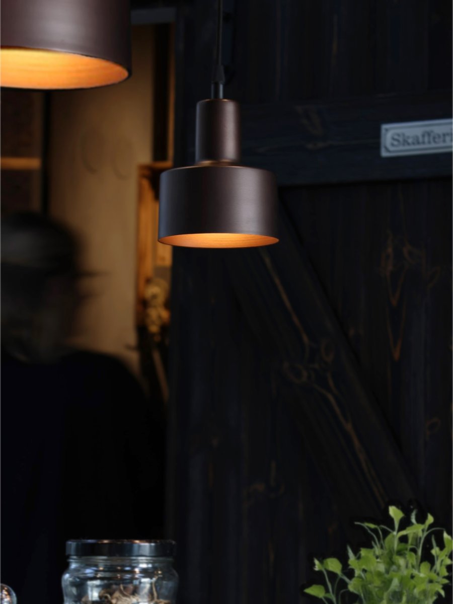 Solo Ø13cm Brun lampe de fenêtre De PR Home - Elle est fournie avec un c&acirc;ble textile noir de 3,5 m et une prise secteur.